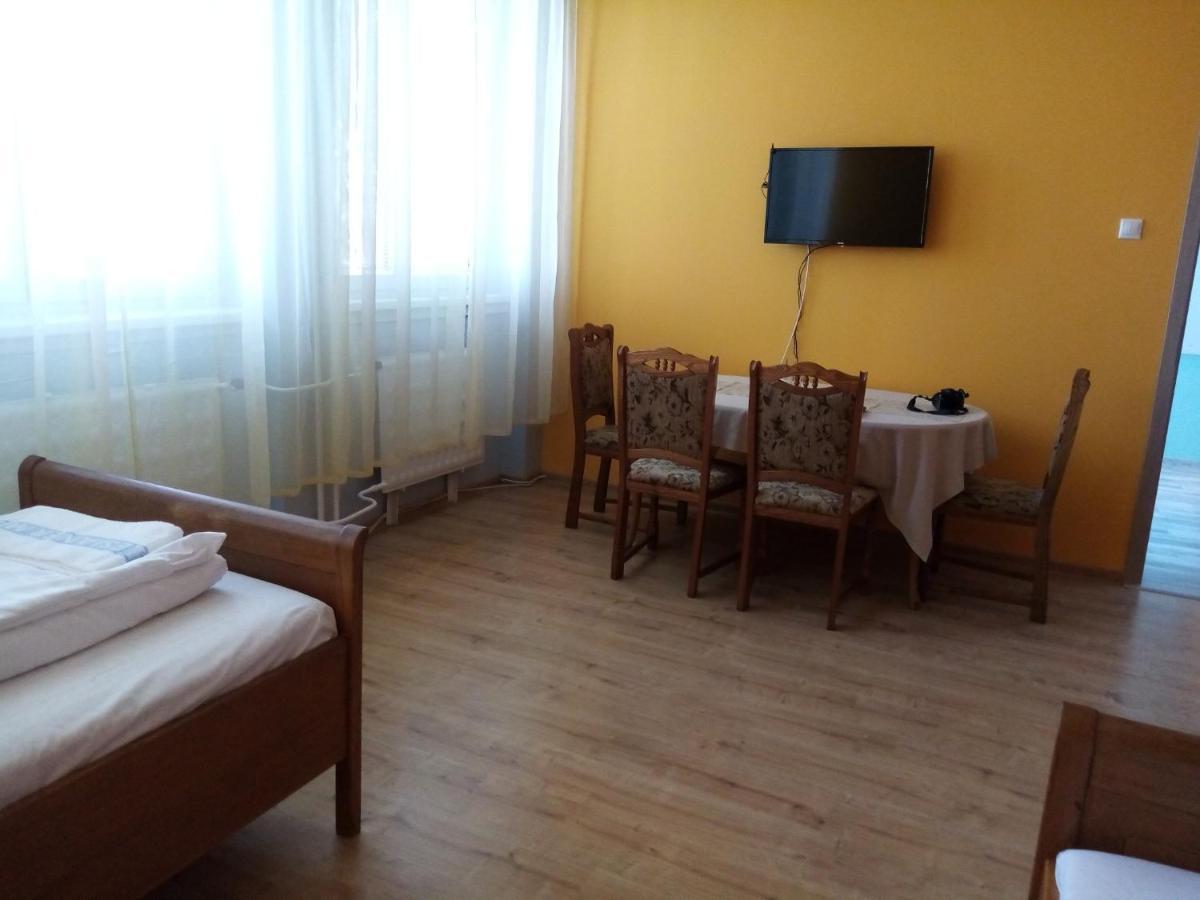 Hotel Hubert Nove Zamky Ngoại thất bức ảnh