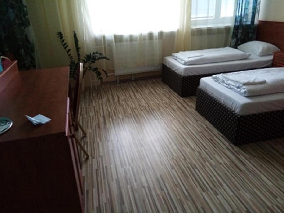 Hotel Hubert Nove Zamky Ngoại thất bức ảnh