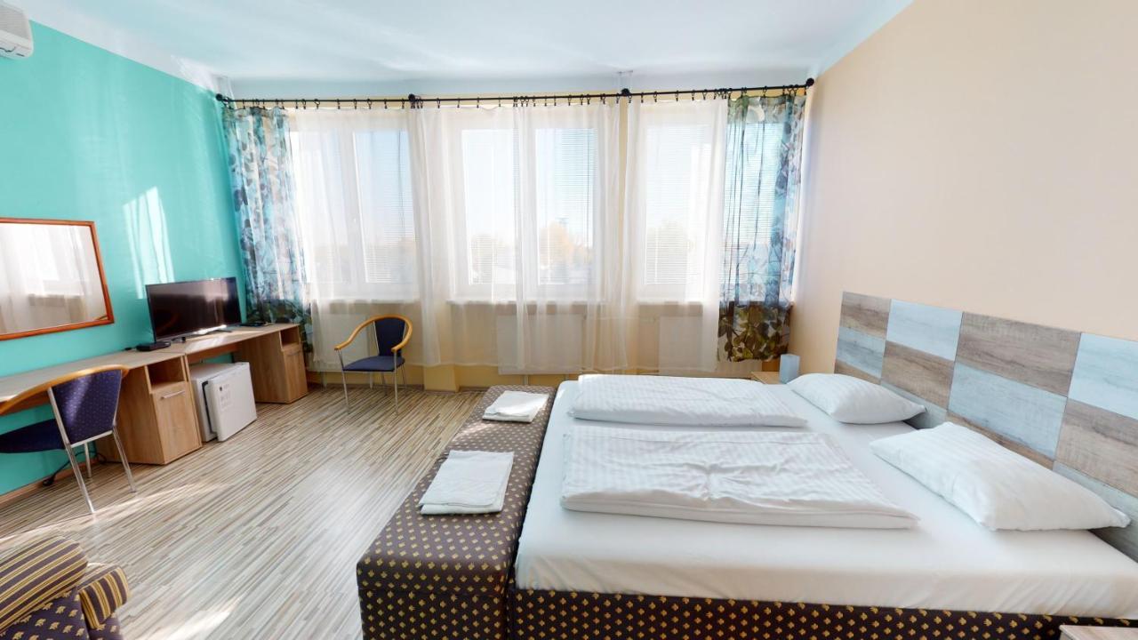 Hotel Hubert Nove Zamky Ngoại thất bức ảnh