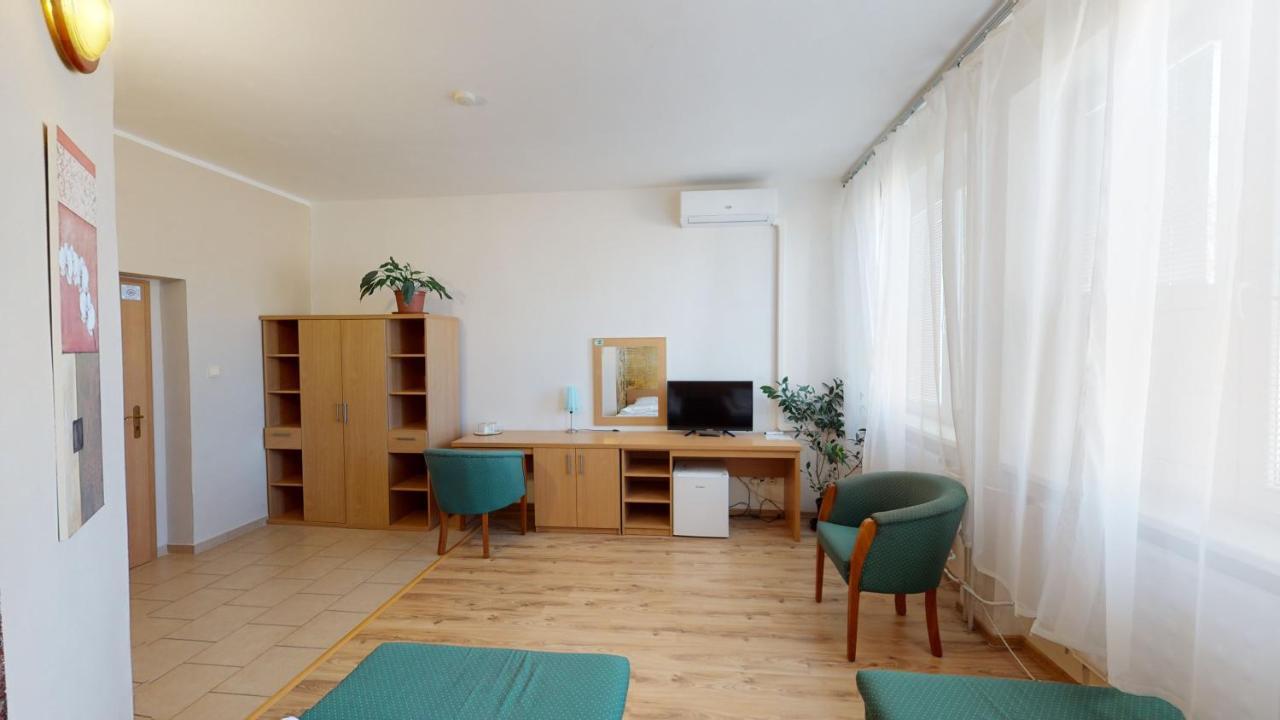 Hotel Hubert Nove Zamky Ngoại thất bức ảnh