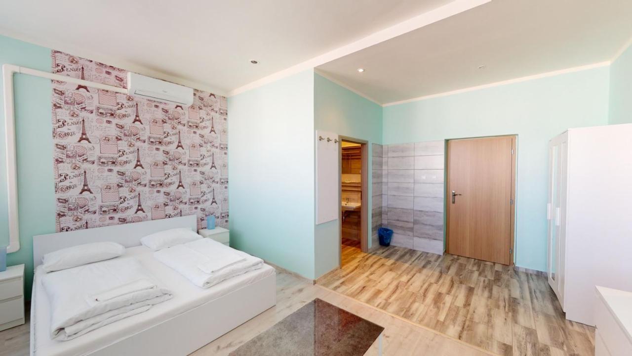 Hotel Hubert Nove Zamky Ngoại thất bức ảnh