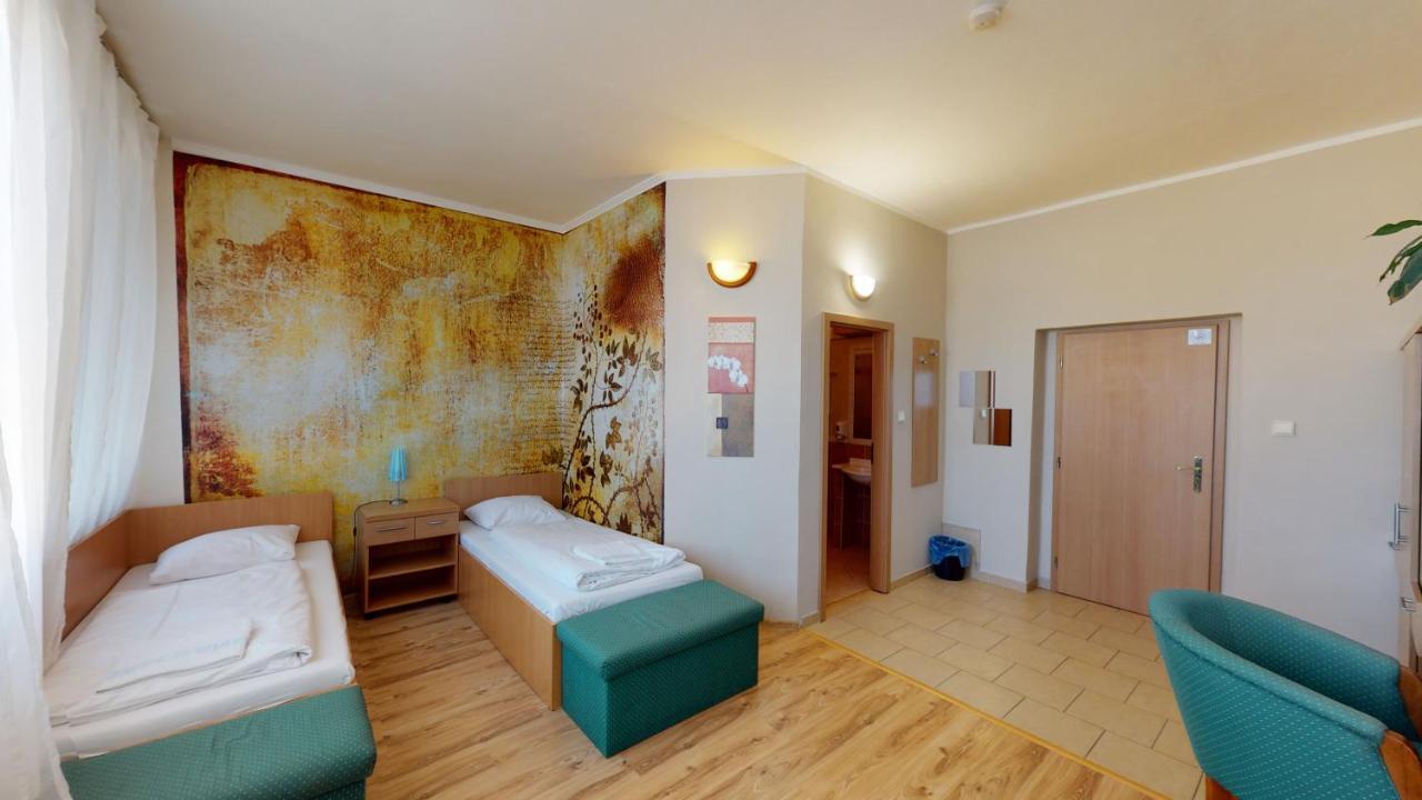Hotel Hubert Nove Zamky Ngoại thất bức ảnh