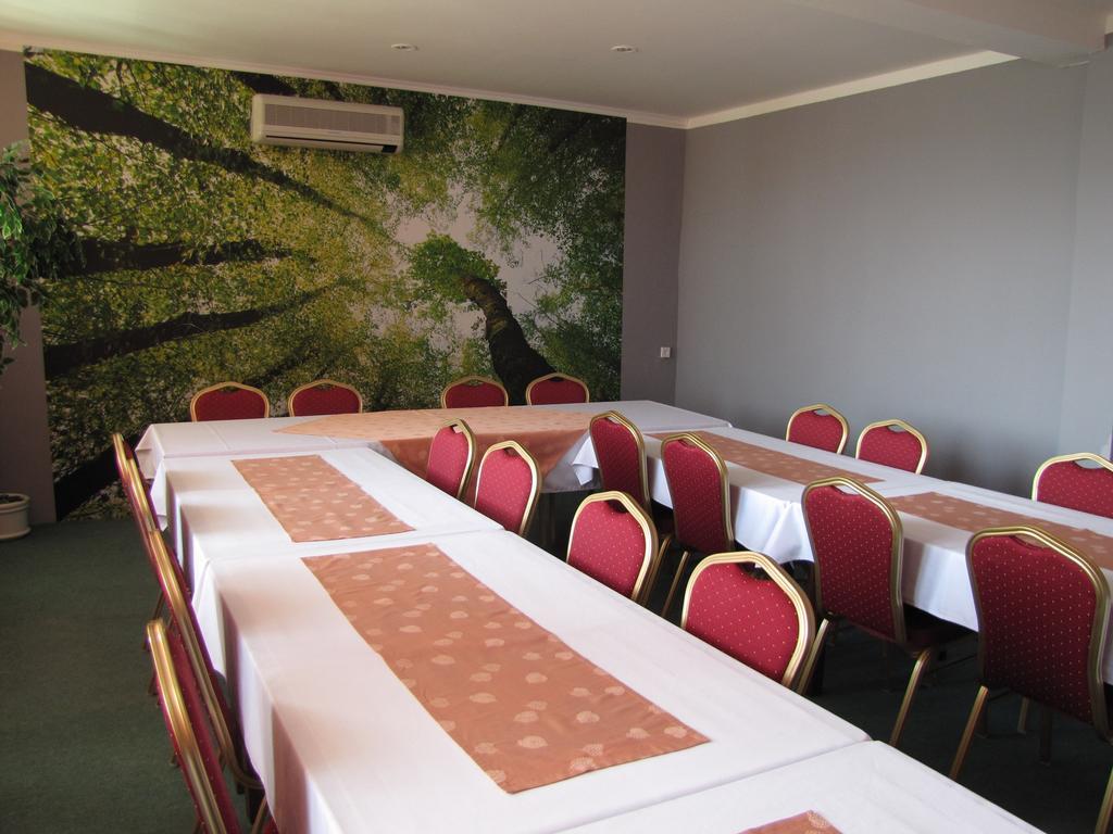 Hotel Hubert Nove Zamky Ngoại thất bức ảnh