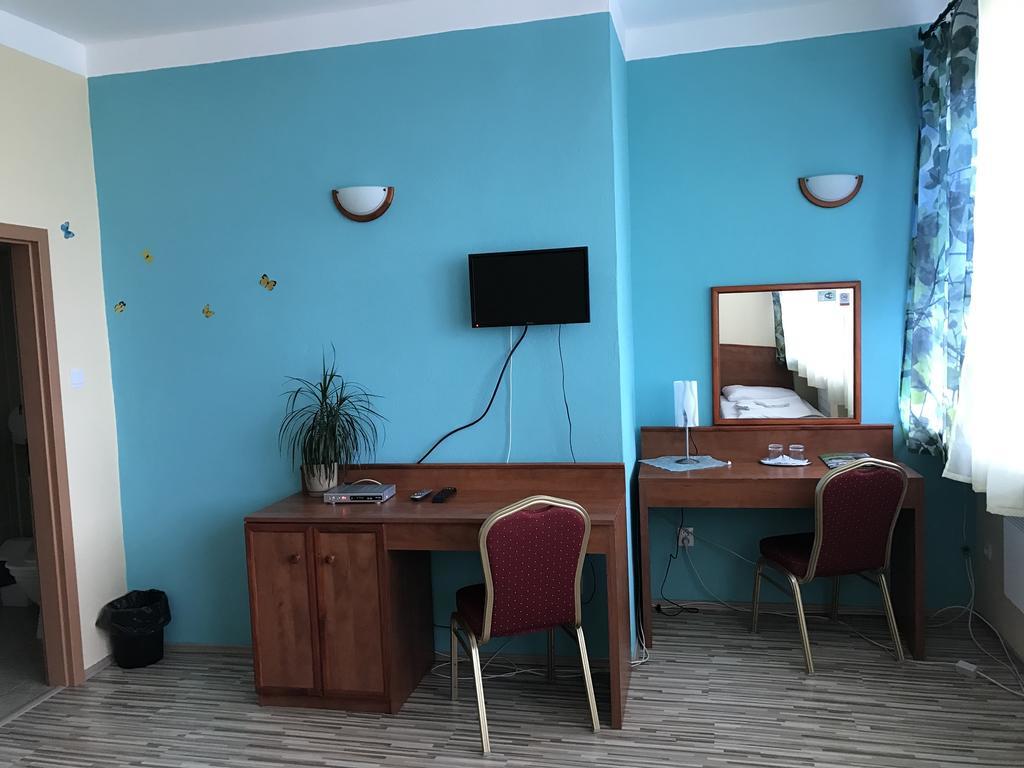 Hotel Hubert Nove Zamky Ngoại thất bức ảnh