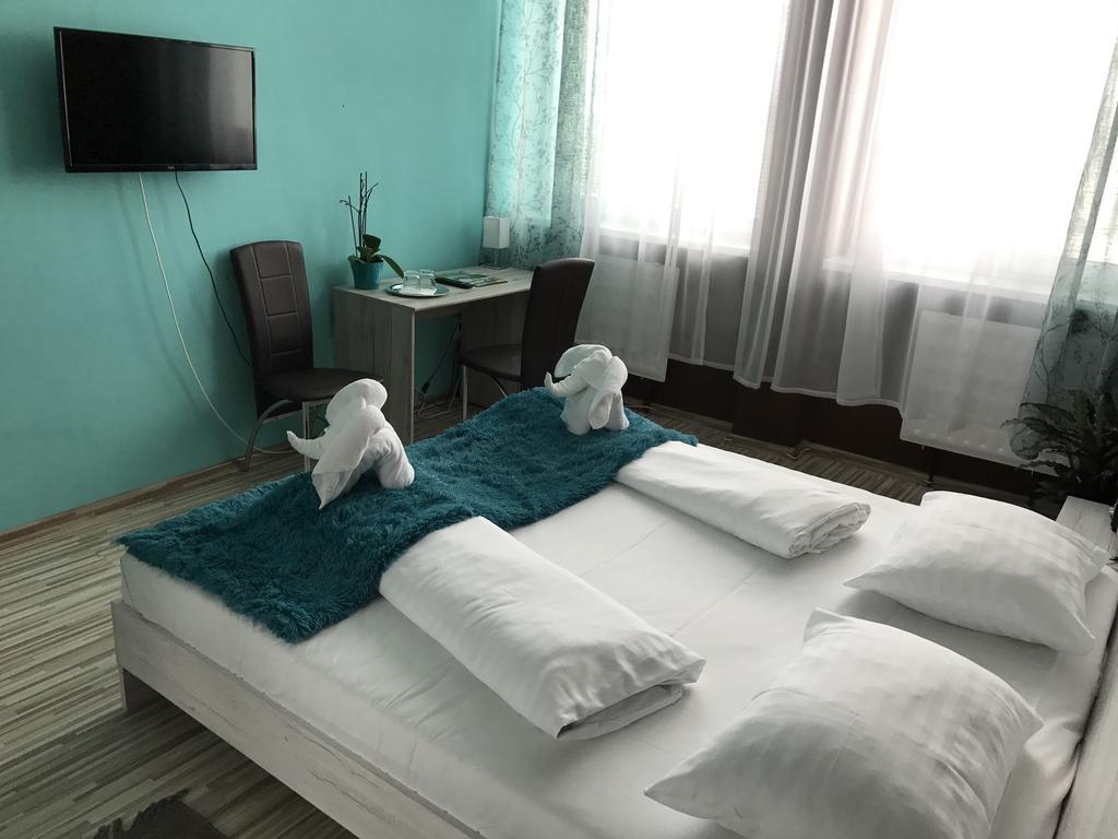 Hotel Hubert Nove Zamky Ngoại thất bức ảnh