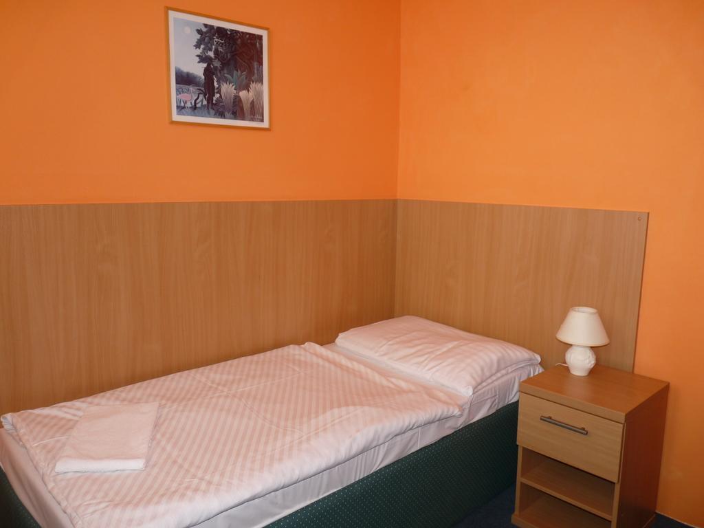 Hotel Hubert Nove Zamky Ngoại thất bức ảnh