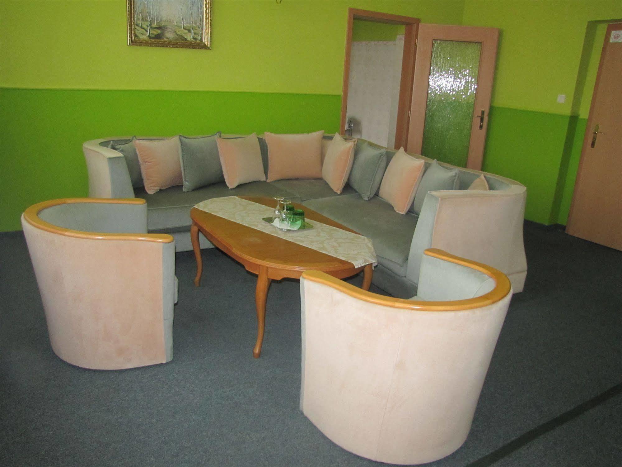 Hotel Hubert Nove Zamky Ngoại thất bức ảnh