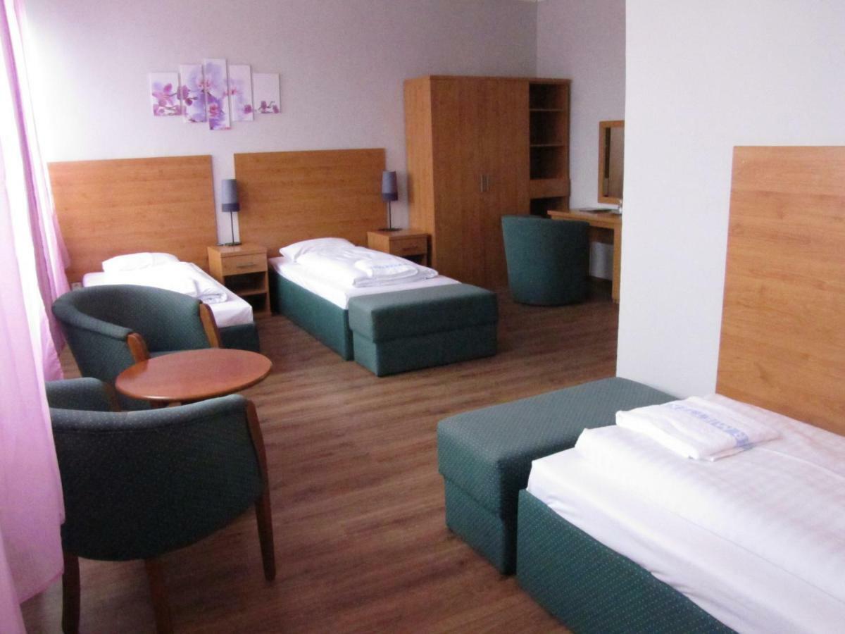 Hotel Hubert Nove Zamky Ngoại thất bức ảnh