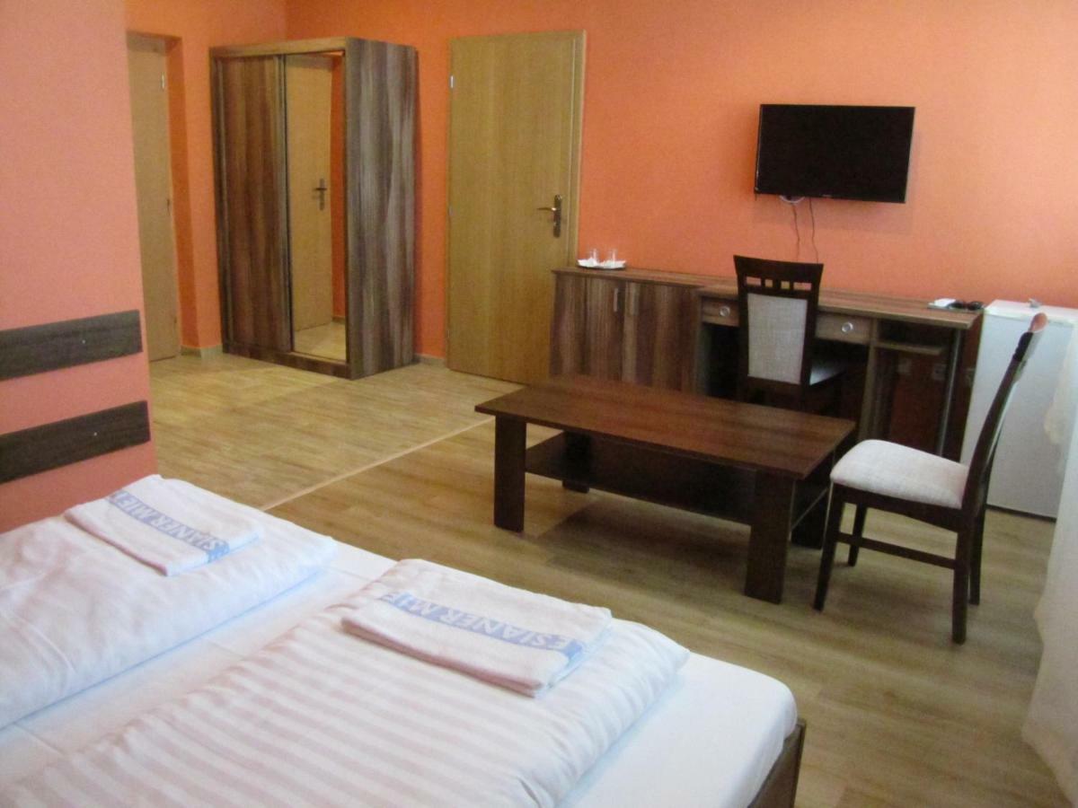Hotel Hubert Nove Zamky Ngoại thất bức ảnh